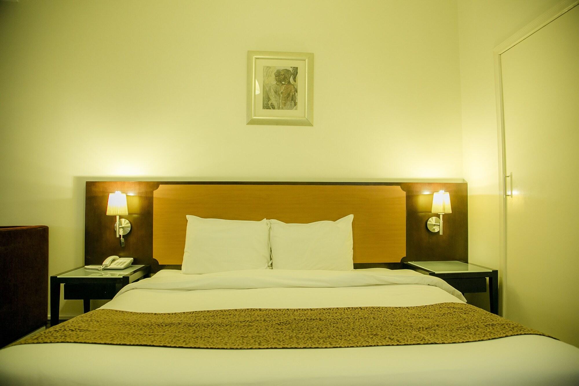 Phoenicia Grand Hotel Дубай Екстериор снимка