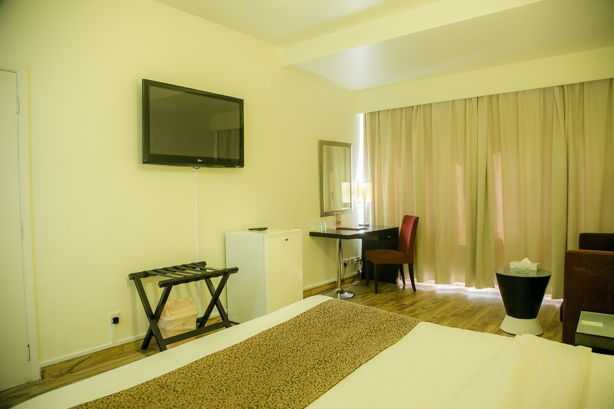 Phoenicia Grand Hotel Дубай Екстериор снимка