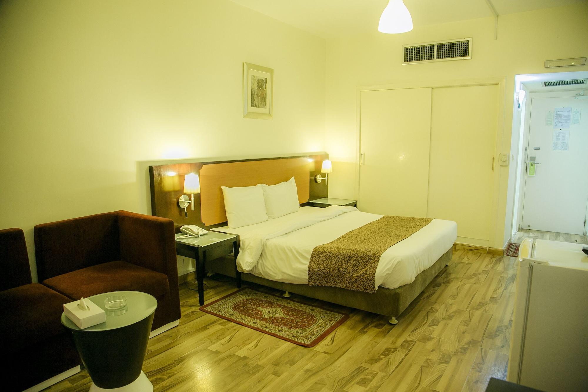 Phoenicia Grand Hotel Дубай Екстериор снимка