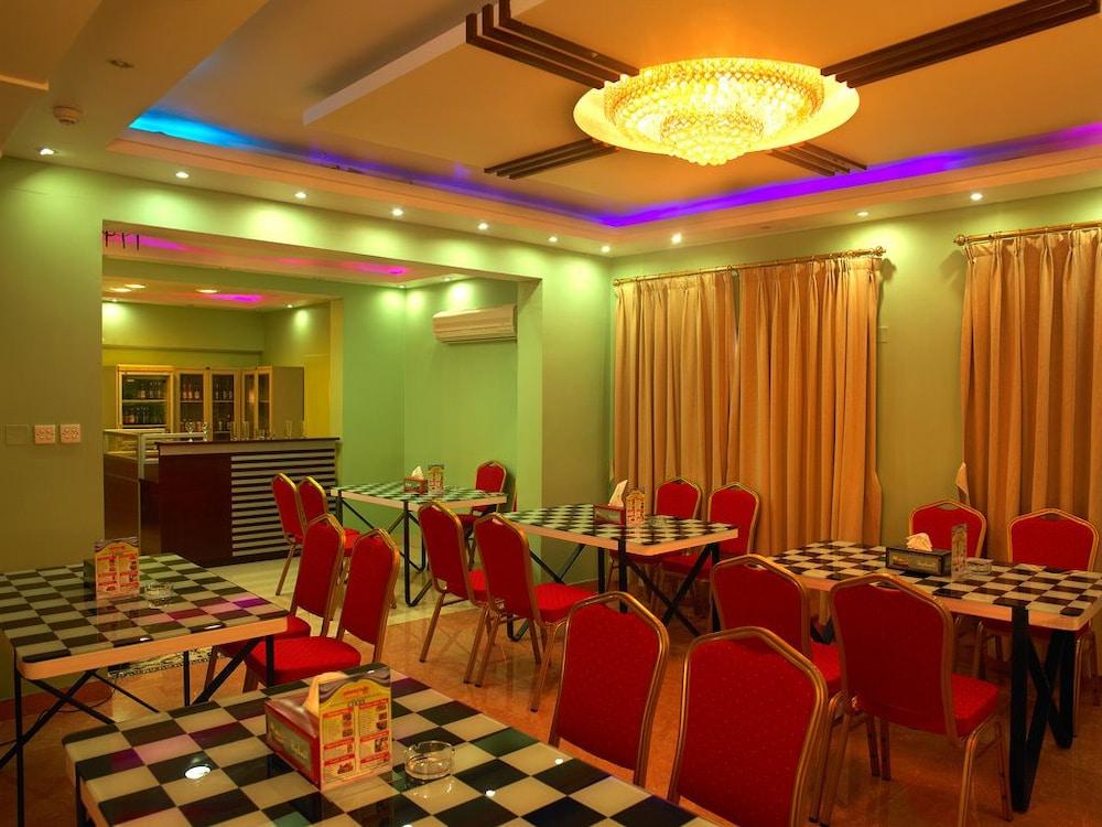 Phoenicia Grand Hotel Дубай Екстериор снимка