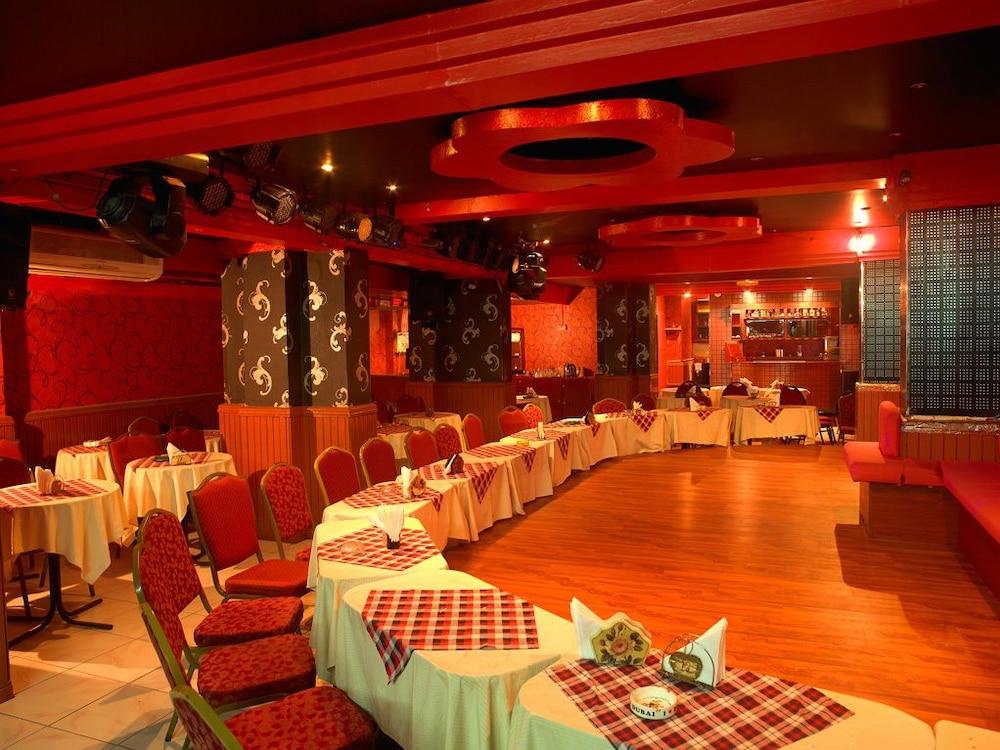 Phoenicia Grand Hotel Дубай Екстериор снимка