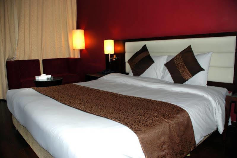 Phoenicia Grand Hotel Дубай Екстериор снимка